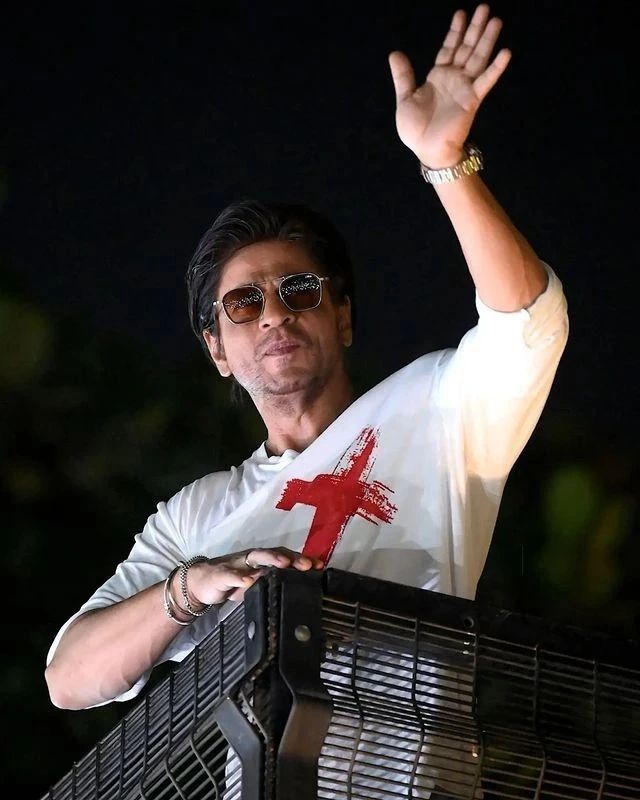 iamvasimt's tweet photo. I want #SRK fans to have at least 5000 followers before #ShahRukhKhan 's #Dunki 

Reply your handle under this tweet and follow every one who does the same. 💯

Follow Me and I will follow back everyone ✅

RT for the visibility https://t.co/44AnWS5kKW