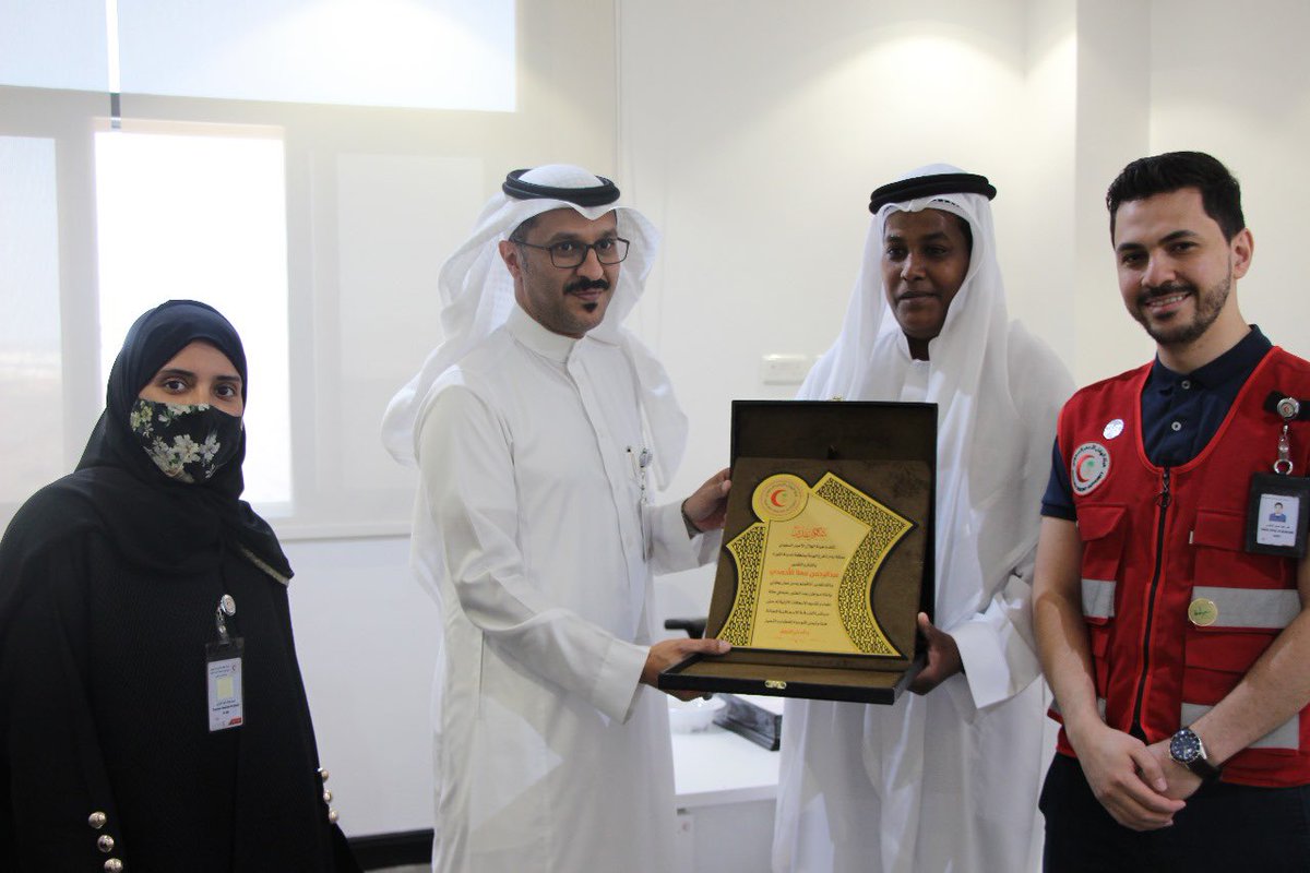 مدير هيئة #الهلال_الأحمر بـ #المدينة_المنورة يكرم المواطن عبدالرحمن معلا الأحمدي نظير جهوده الإنسانية النبيلة التي بذلها في مباشرة حالة إغماء في منطقة جبلية نائية ووقوفه على الحاله لأكثر من 6 ساعات وتقديم الإسعافات الأولية اللازمة لها حتى مباشرة الفرقة الإسعافية لاستكمال علاجها