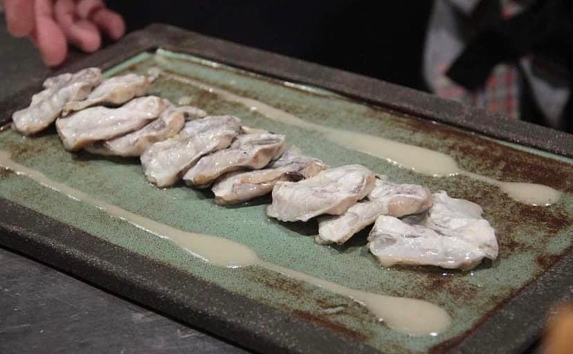 Kokotxas de merluza a la parrilla. 
También las hacemos rebozadas o al pil-pil. 

#RestauranteCasaUrola #CocinadeTemporada #Parrilla #Pintxos #Producto #Food #CocinadeProximidad #Gastronomie #Foodlovers #Tapas #Wine #Asador #Gastronomy #Donostia #sansebastian