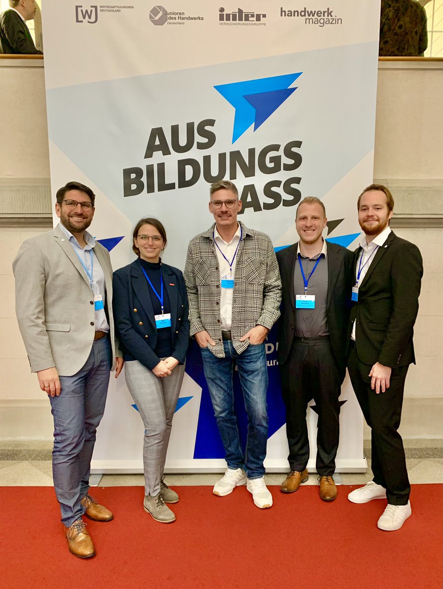 junioren's tweet photo. Heute sind wir auf der Preisverleihung zum Ausbildungs-Ass 2023 im Bundeswirtschaftsministerium in Berlin unterwegs. Der Award wird in Zusammenarbeit mit den @WJDeutschland, @handwerkmagazin , @INTER_Versicher und uns an die besten Ausbildungsbetriebe Deutschlands verliehen 🏆 https://t.co/98Xjkt6fwG