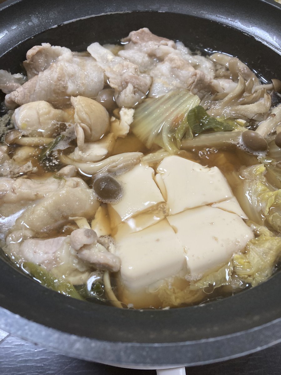 pom2purin's tweet photo. 昼のお肉他が残っているので
夕飯は鍋。
ある物適当に入れて
今回も適当に麺つゆで。薄く作って
ポン酢につけて食べました。

野菜嫌いなので先に野菜入れてじっくり煮てからお肉追加！

コンパクトIH卓上調理鍋HAC-IH01CWH
#elecom_pr @elecom_cook #pr https://t.co/84xJT6yZKk