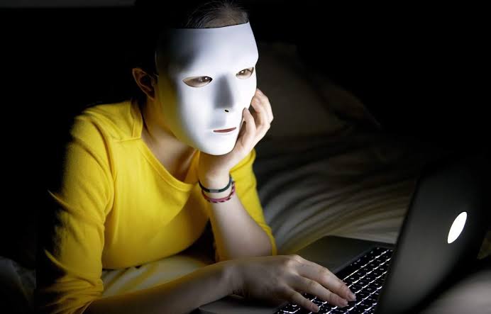 Fiquem espertos!

Ontem no ENEM, falava sobre os bots, que não são robôs. São pessoas que recebem salário para controlar de 20 a 30 perfis falsos na Internet e comentar em favor da ideia de quem paga. Assim, quando você vê muitos comentários fascistas, passa a impressão de que