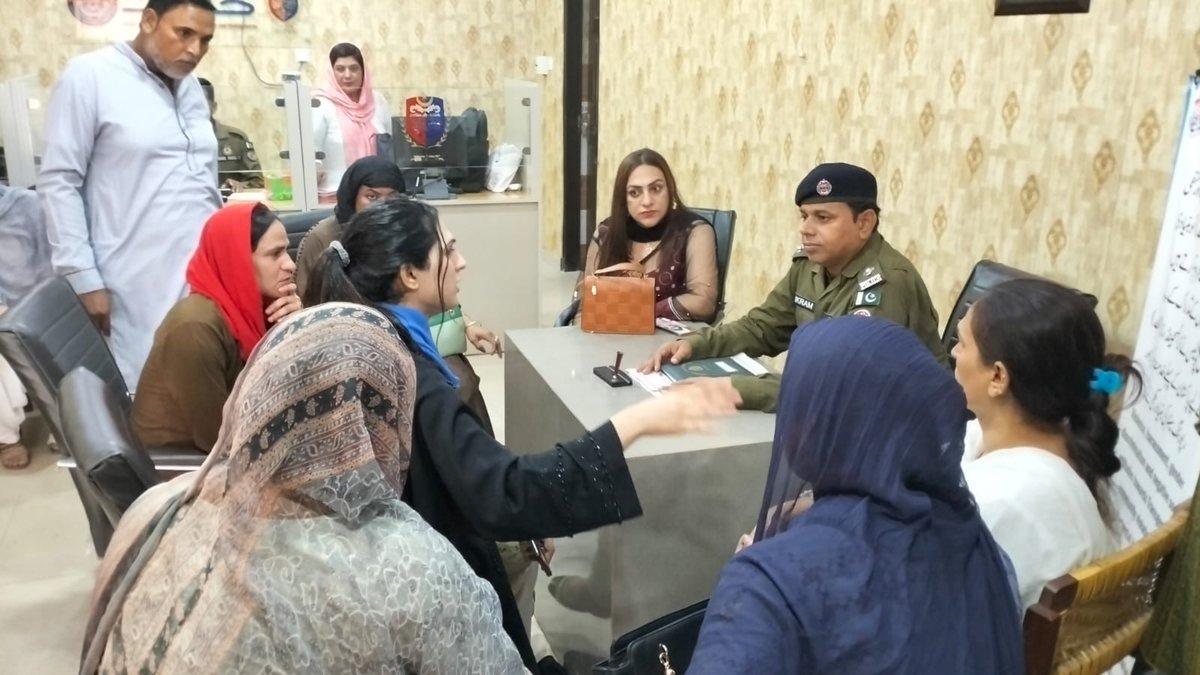 Shirkat Gah organised a visit to the Tahafuz Markaz for the Transgender community in Sahiwal. The aim was to engage the community with Tahafuz Markaz's mission and activities.
Members of the Transgender community met the DSP Traffic Police, Focal Person of Tahafuz Markaz as well.