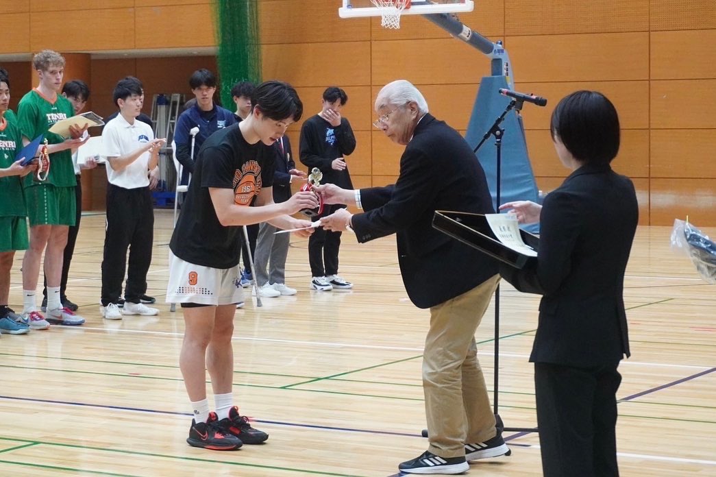 2023年度 関西学生バスケットボール1部リーグ戦

昨日、11月5日(日)をもって閉幕いたしました。
結果は準優勝となりました🥈
約2ヶ月間、本当に沢山のご声援
ありがとうございました‼️

【チーム最終成績】準優勝
【個人成績】#34 藤原瞭我  優秀選手賞
　　　　　　#9 宇都宮陸  敢闘賞