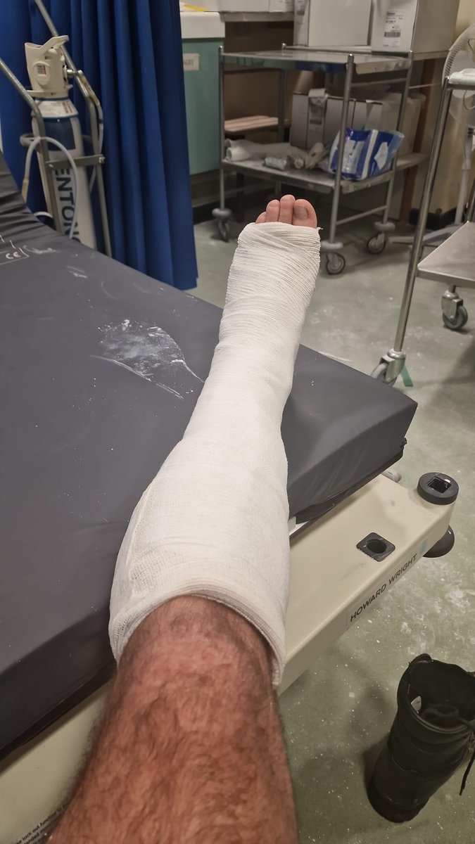 Whilst on duty in Plymouth last night one of our officers was assaulted by a male leading to the officer fracturing his leg. 

Unfortunately, the offender made off but will be found…

Assaults on Police are absolutely not acceptable.🛑

We wish the officer a speedy recovery 💙