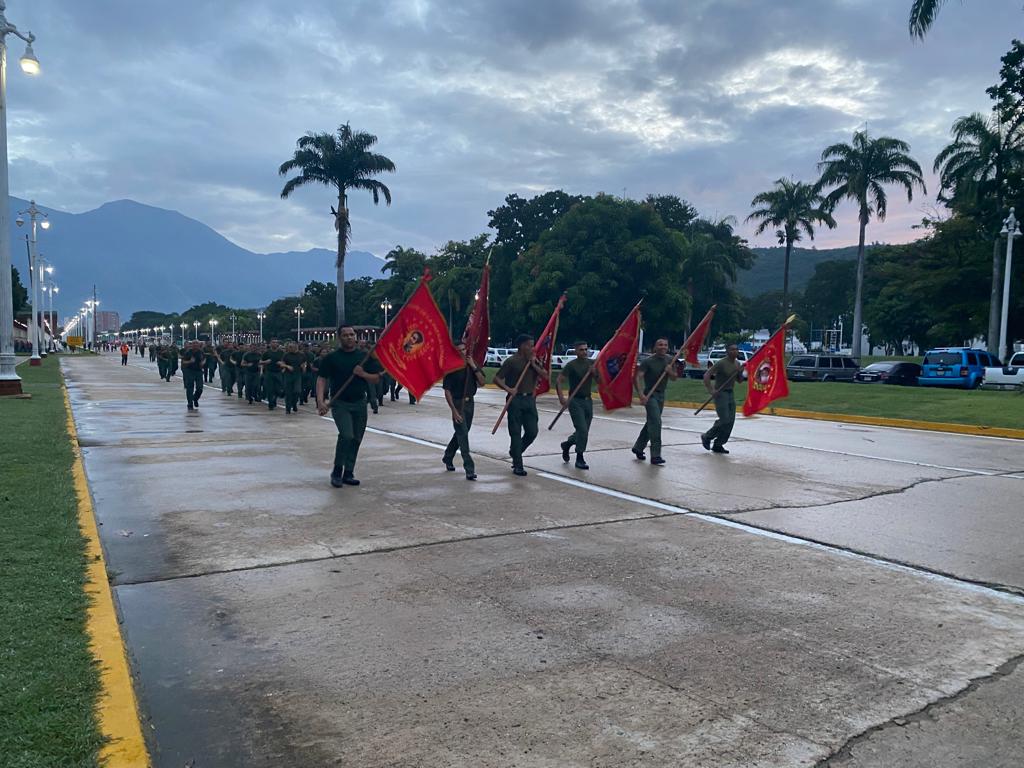 ieseofanb's tweet photo. El Director del @IESEOFANB, con todo su personal de planta y maestrandos, salimos  bien temprano a entrenarnos y a cantar a todo pulmón que  ¡Hoy, mañana y siempre el Esequibo es Nuestro! Que viva nuestra Patria Venezuela.

¡Moral, Razón y Acción! https://t.co/jghPAwbRV4