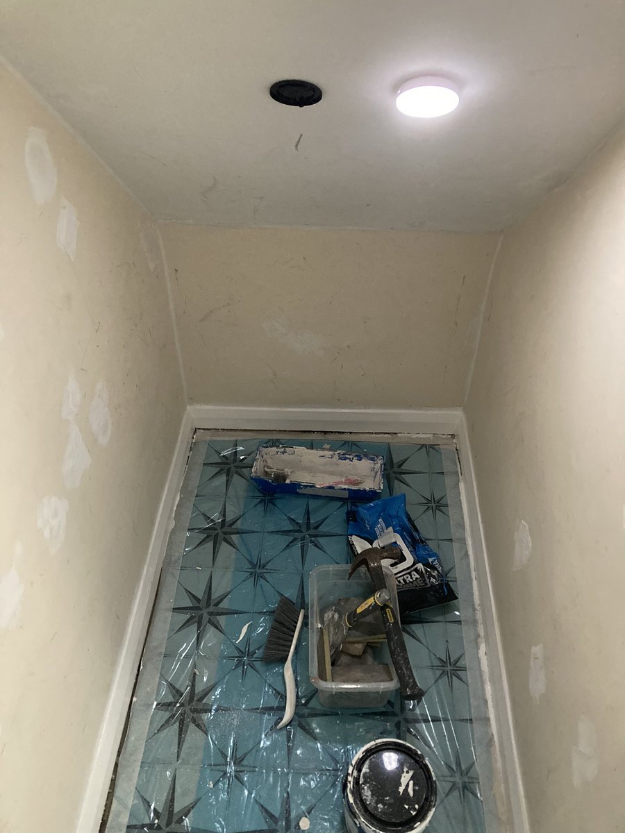 AlpinePainter's tweet photo. The cupboard under the stairs ……
#painter #decorator #twitter #underthestairs #cupboardunderthestairs #HarryPotter #smallspace #littleroom https://t.co/7NsVtvFfV2