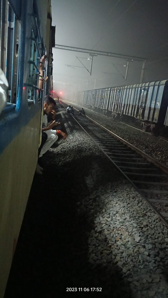 Saifllb086's tweet photo. #निकम्मी #व्यवस्था #Train_Late 
इसे संज्ञान में लेते हुए समय पर कंद्रित हों.......
🚆 No. 05259
@PMOIndia
@officecmbihar
@AshwiniVaishnaw
@gadbihar
@BiharHomeDept
@drmsee1
@Spjdivn
@Srdomspj
@EasternRailway
@RailwaySeva
@ECRlyHJP
@RailMinIndia
@ECRlyHJP
@RPF_INDIA
@IRCTCofficial https://t.co/lJgVWntX2J