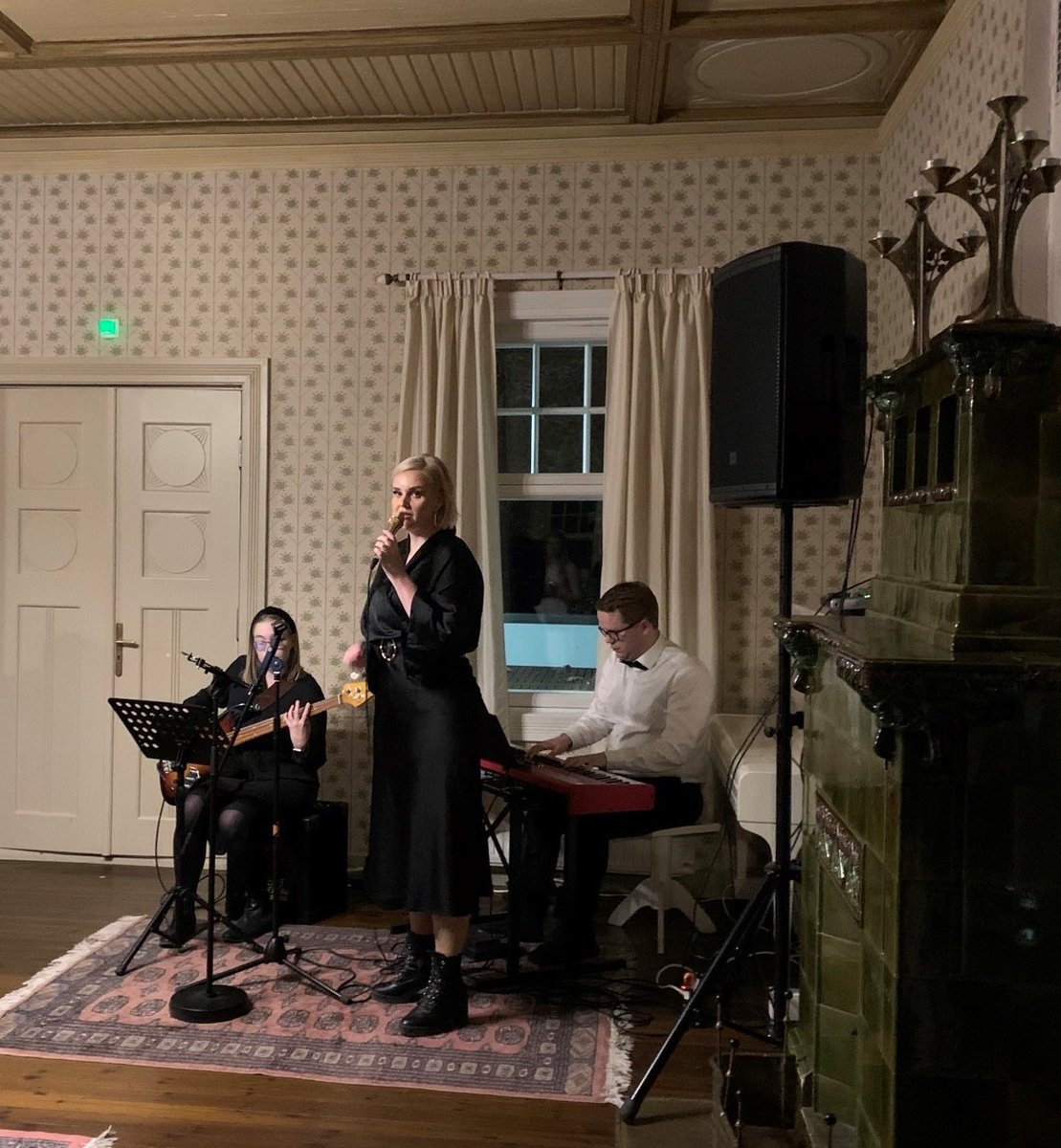 UEF Kauppiksen opiskelijat, alumnit ja henkilökunta kohtasivat Optimin 2023 Syyscocktaileilla!

Tunnelmaa kohotti rock-, swing-, soul- ja funk-musiikillaan UEF Orchestra RytmiHäiriköt -
Itä-Suomen yliopiston Joensuun kampuksella toimiva Big band opiskelijaorkesteri.