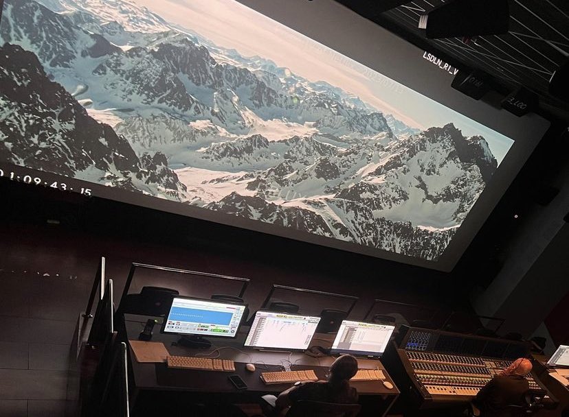 Hace unos meses durante la mezcla de sonido de La Sociedad de la Nieve con Oriol Tarragó, Marc Bech y Marc Orts. Con algunos de ellos llevo trabajando desde El Orfanato. Juntos hemos hecho Lo Imposible, Penny Dreadful, UMVAV y JW:FK. Son artistas. Así de claro.