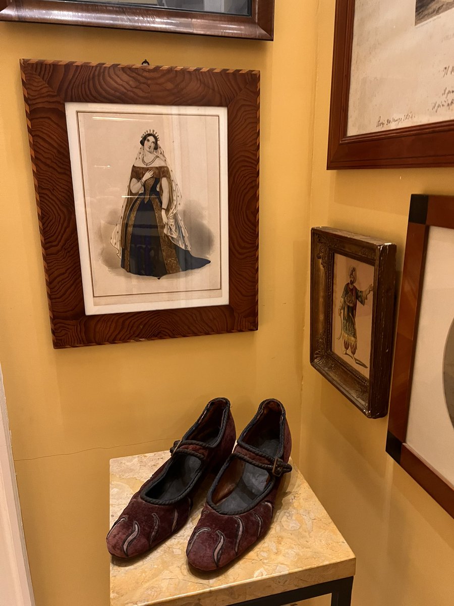 Varduhi Abrahamyan (@varduhi_mezzo) on Twitter photo Entrer dans la maison de Sergio Ragni, c'est comme voyager dans le temps et suivre la vie de Rossini. J'avais l'impression que Rossini nous écoutait et viendrait de la pièce voisine pour nous rejoindre. 
Une maison musée extraordinaire. 
#rossini #sergioragni #Napoli #musee Entrer dans la maison de Sergio Ragni, c'est comme voyager dans le temps et suivre la vie de Rossini. J'avais l'impression que Rossini nous écoutait et viendrait de la pièce voisine pour nous rejoindre. 
Une maison musée extraordinaire. 
#rossini #sergioragni #Napoli #musee