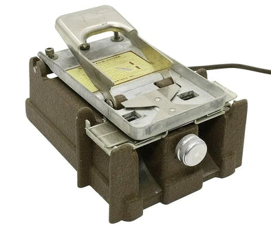 fscollector1985's tweet image. The Viewmaster MK II Stereo Color Camera. Specifically made so you could make your own Viewmaster reels...each exposure produces 2 images, which then need cutting using a special Viewmaster film cutter (Photo 3). A truly unique type of camera! 😍 📷 #Viewmaster #Photography