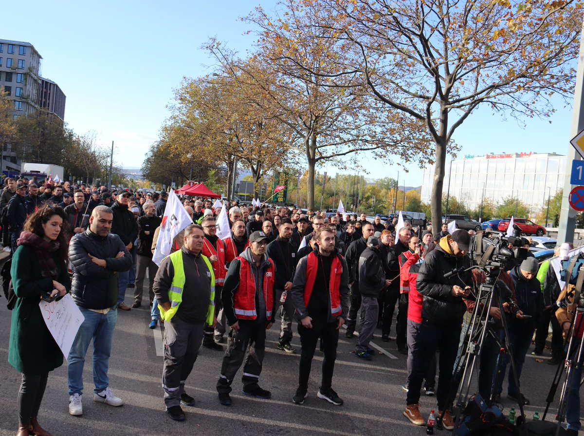 oegb_at's tweet image. Jetzt wird gestreikt! Beschäftigte der Wiener Aufzugsfirmen haben heute die Triester Straße lahmgelegt. Zu Recht! Das Arbeitgeber-Angebot ist ein Hohn gegenüber den Beschäftigten! Die #PROGE &amp;amp; @GewerkschaftGPA fordern weiterhin +11,6 % Lohn und Gehalt!
#Herbstlohnrunde #Metaller