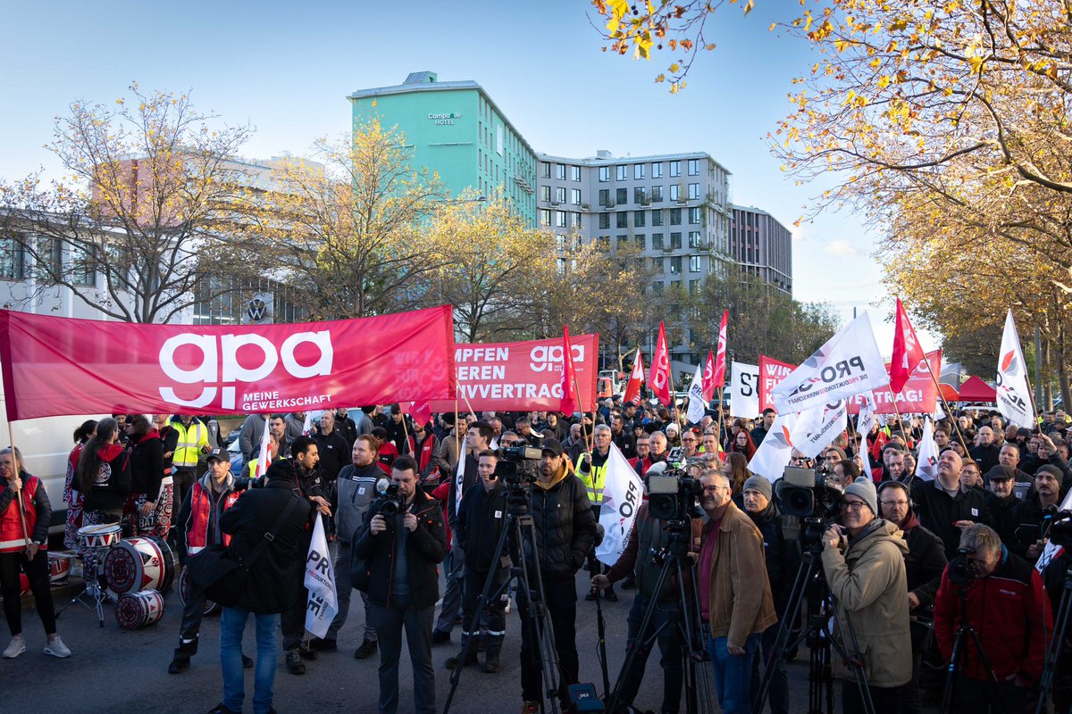 oegb_at's tweet image. Jetzt wird gestreikt! Beschäftigte der Wiener Aufzugsfirmen haben heute die Triester Straße lahmgelegt. Zu Recht! Das Arbeitgeber-Angebot ist ein Hohn gegenüber den Beschäftigten! Die #PROGE &amp;amp; @GewerkschaftGPA fordern weiterhin +11,6 % Lohn und Gehalt!
#Herbstlohnrunde #Metaller