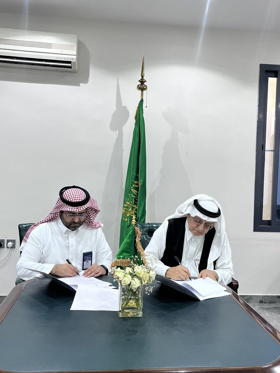 atac_ksa's tweet photo. تم بحمد الله وتوفيقه توقيع عقد تقديم خدمات استشارية بين شركة عاصم عرب للاستشارات المهنية و الغرفة التجارية بالزلفي نسأل الله التوفيق والسداد والنجاح معاً  @zulfiChamber https://t.co/jnm4xlTRx2