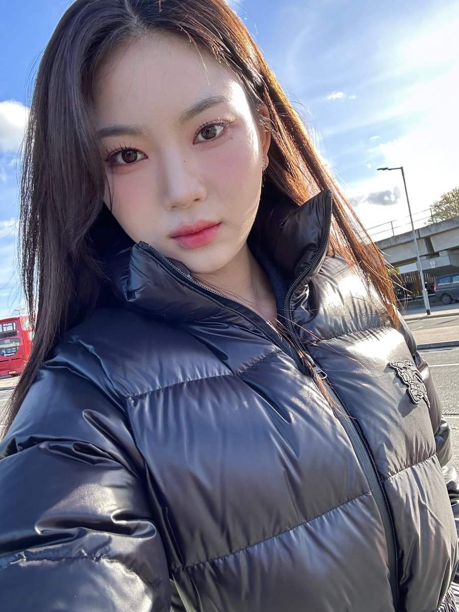 jinger_1113's tweet photo. 하 아이사 너무 예쁘다 첫번째 사진 레전드셔 https://t.co/cXQzPlUyVl