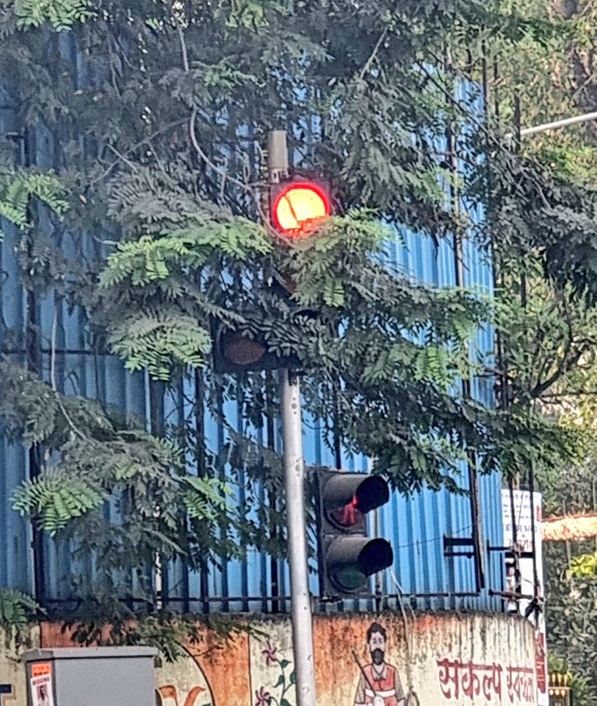 ParitoshRungta's tweet photo. What a signal. How will a motorist see? Then challan are issued. @MTPHereToHelp https://t.co/KRpRjULNpz