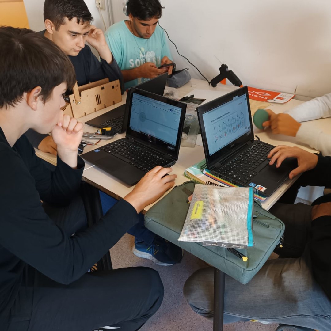 Make_and_Learn's tweet image. Primer any del Projecte Màquina Classificadora de l'optativa de robòtica a batxillerat i així munta la seva maqueta l'alumnat de l'escola @epiagranollers.
Gràcies per la confiança!
#ESP32 #Educacio #Ensenyament #Programacio #Tecnologia #steam #Robotica
