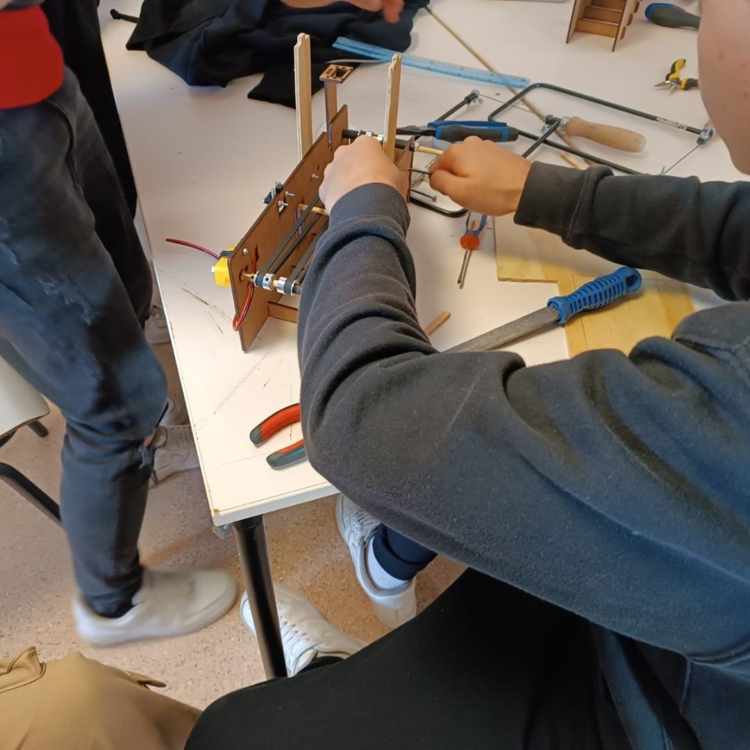 Make_and_Learn's tweet image. Primer any del Projecte Màquina Classificadora de l'optativa de robòtica a batxillerat i així munta la seva maqueta l'alumnat de l'escola @epiagranollers.
Gràcies per la confiança!
#ESP32 #Educacio #Ensenyament #Programacio #Tecnologia #steam #Robotica