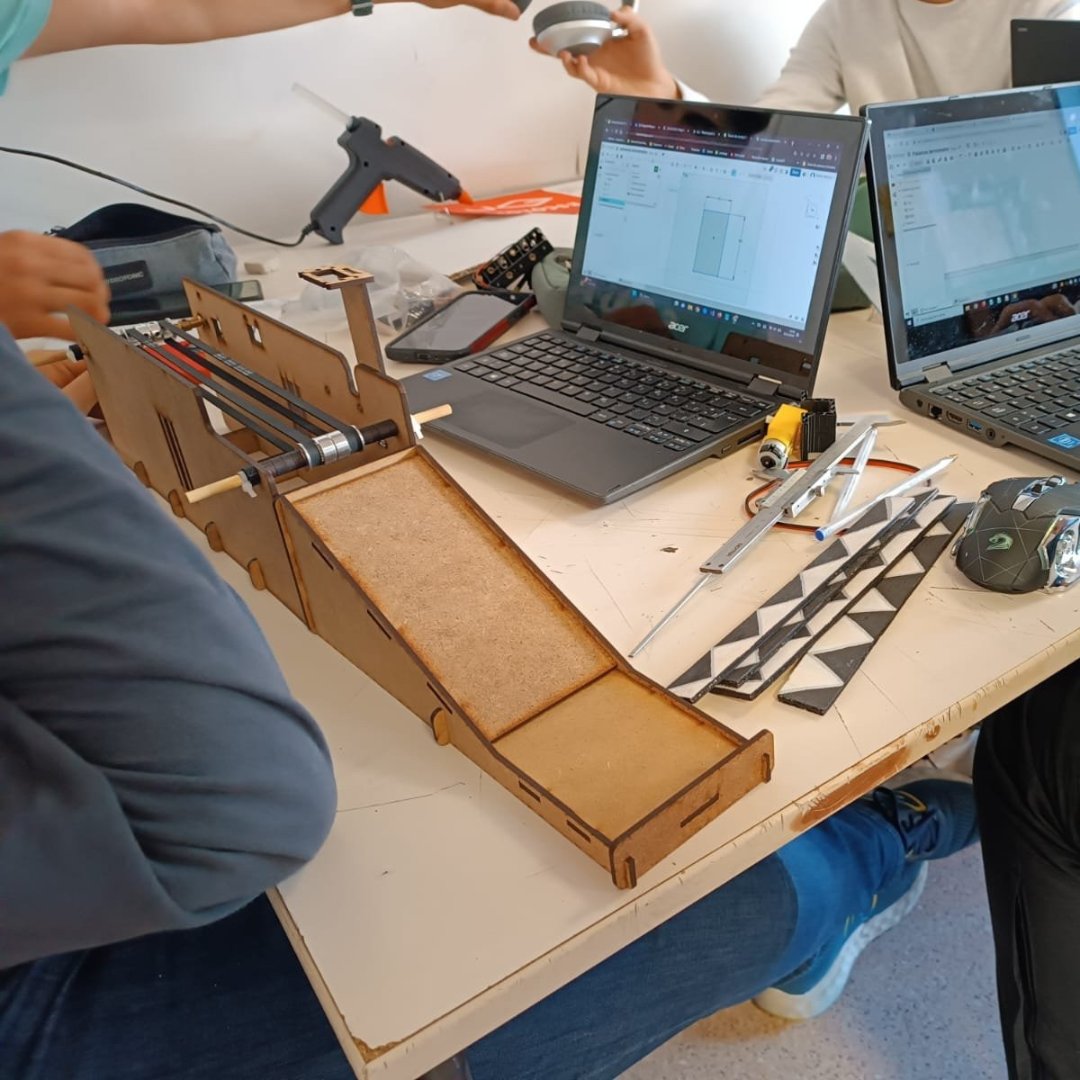 Make_and_Learn's tweet image. Primer any del Projecte Màquina Classificadora de l'optativa de robòtica a batxillerat i així munta la seva maqueta l'alumnat de l'escola @epiagranollers.
Gràcies per la confiança!
#ESP32 #Educacio #Ensenyament #Programacio #Tecnologia #steam #Robotica