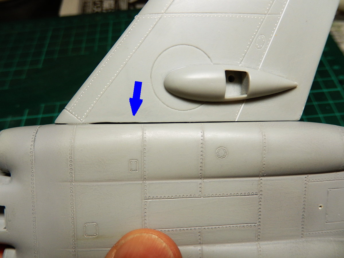 gorimodeler's tweet photo. 主翼と機体の隙間処理、このキットの中では可愛い方😅
繰り返しやってると慣れてくるもんですね～。
胴体でやったエポパテを詰めるやり方がうまくいったので、同じ方法で処理しました。
#SAコン
#Amodel
#IL40 https://t.co/VPcyIJL8Py