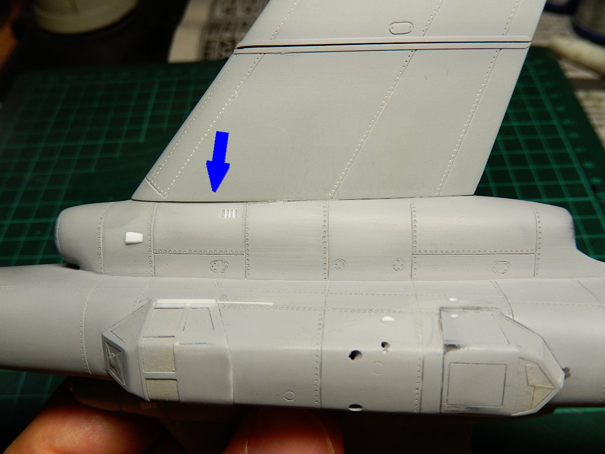 gorimodeler's tweet photo. 主翼と機体の隙間処理、このキットの中では可愛い方😅
繰り返しやってると慣れてくるもんですね～。
胴体でやったエポパテを詰めるやり方がうまくいったので、同じ方法で処理しました。
#SAコン
#Amodel
#IL40 https://t.co/VPcyIJL8Py