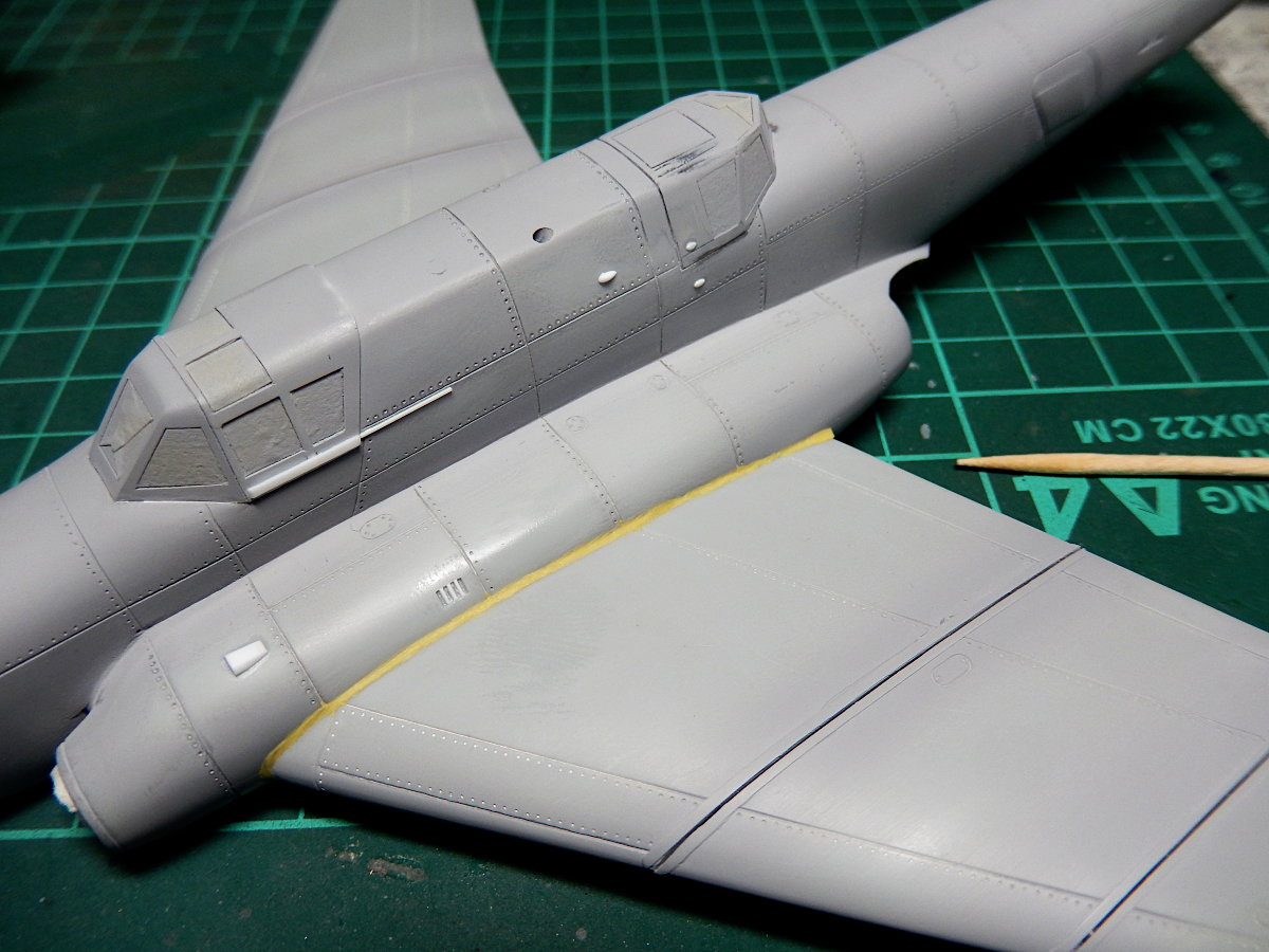 gorimodeler's tweet photo. 主翼と機体の隙間処理、このキットの中では可愛い方😅
繰り返しやってると慣れてくるもんですね～。
胴体でやったエポパテを詰めるやり方がうまくいったので、同じ方法で処理しました。
#SAコン
#Amodel
#IL40 https://t.co/VPcyIJL8Py