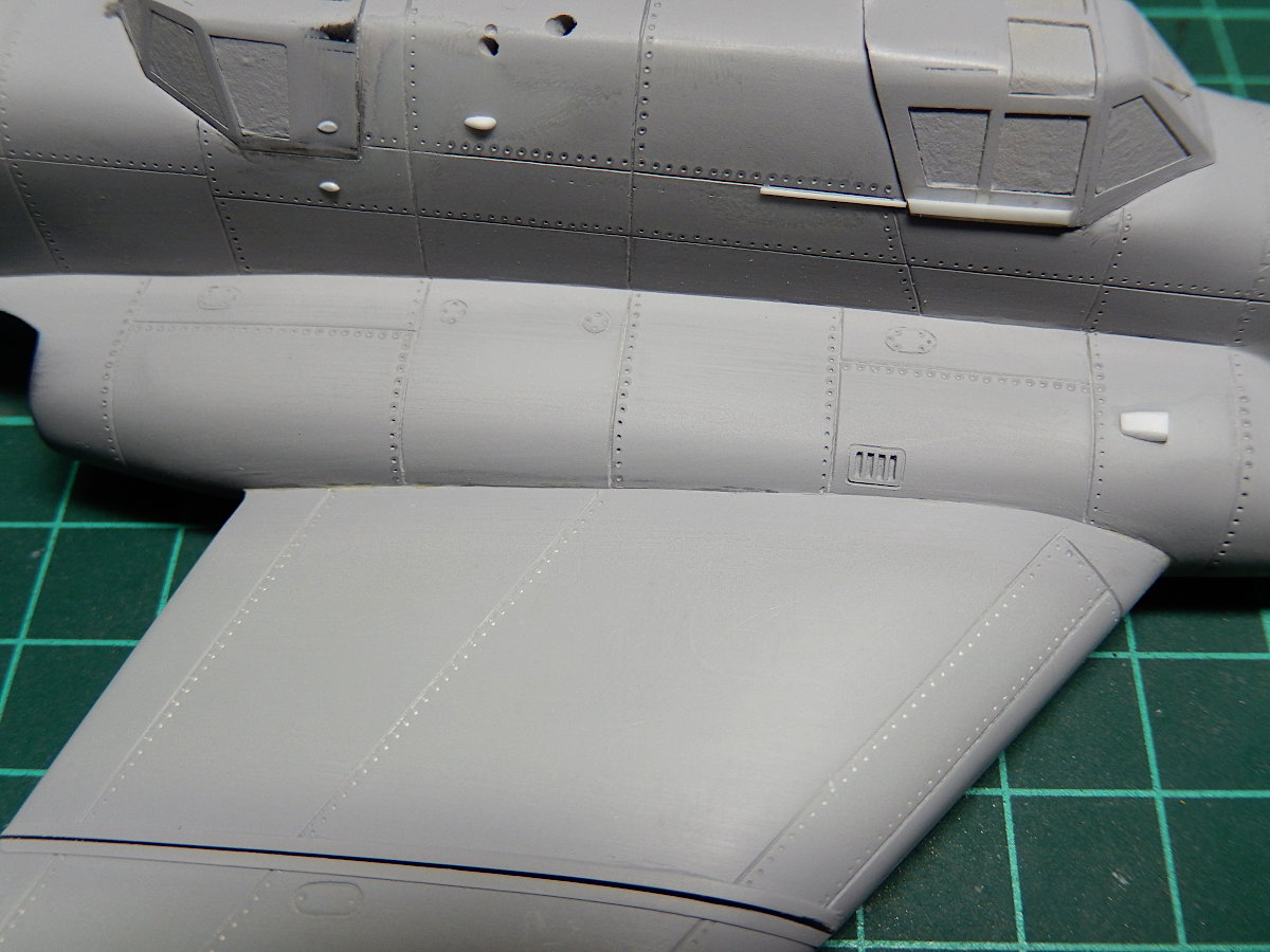 gorimodeler's tweet photo. 主翼と機体の隙間処理、このキットの中では可愛い方😅
繰り返しやってると慣れてくるもんですね～。
胴体でやったエポパテを詰めるやり方がうまくいったので、同じ方法で処理しました。
#SAコン
#Amodel
#IL40 https://t.co/VPcyIJL8Py