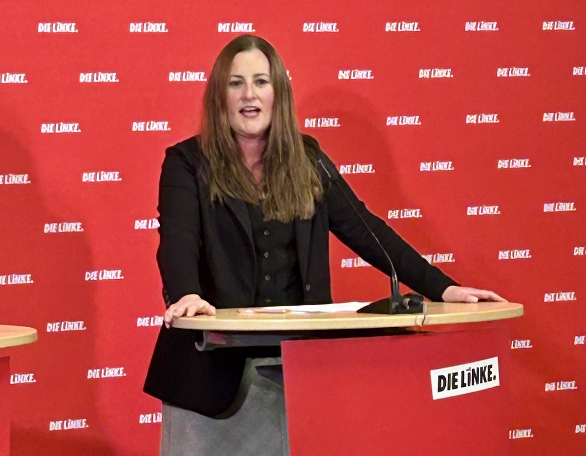 KerstinPalzer's tweet photo. Parteichefin Wissler lädt „in der Tradition Willy Brandts“ #SPD Mitglieder auf, zur #Linken zu wechseln.
(Schmunzel-Moment bei der PK) https://t.co/Y09lfuFqHO