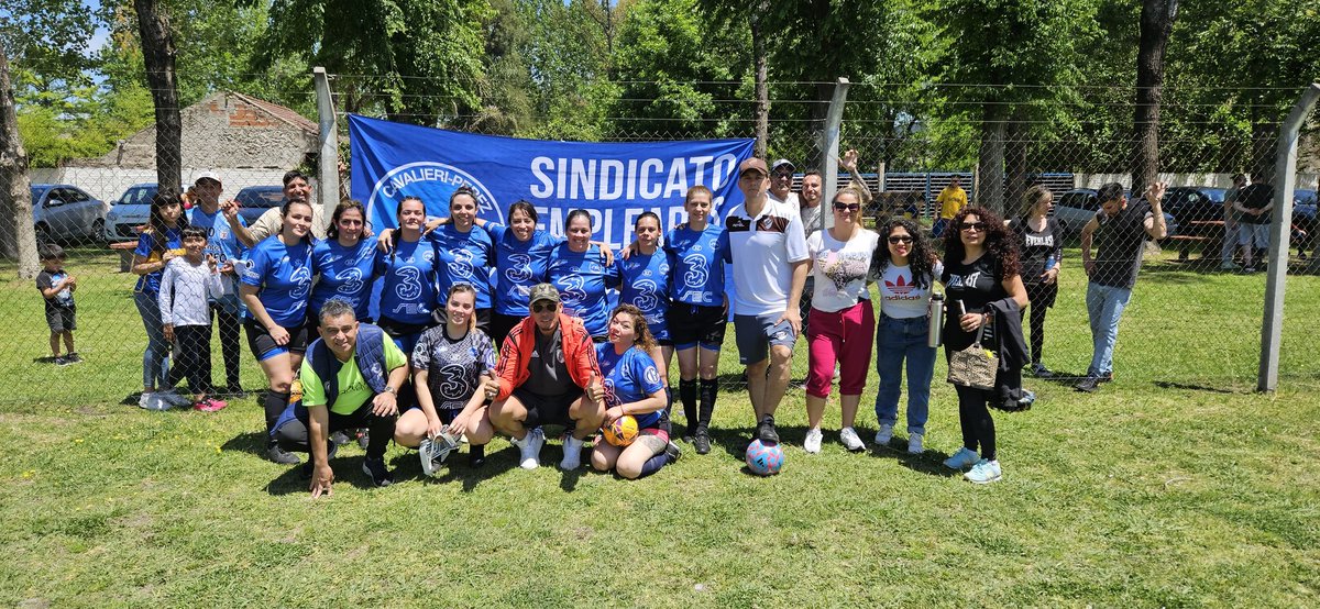 Un domingo hermoso junto a los cros y cras. Pasamos a semifinales de futbol femenino, felicitaciones al equipo 👏👏🫂
Cavalieri-Perez conducción ✌️ 
Sindicato Empleados de Comercio Capital Federal <a href="/Cavalieri_SEC/">Armando Cavalieri</a> <a href="/CarlosPerezSEC/">Carlos Pérez</a> <a href="/SEC_Sindicato/">SEC</a>