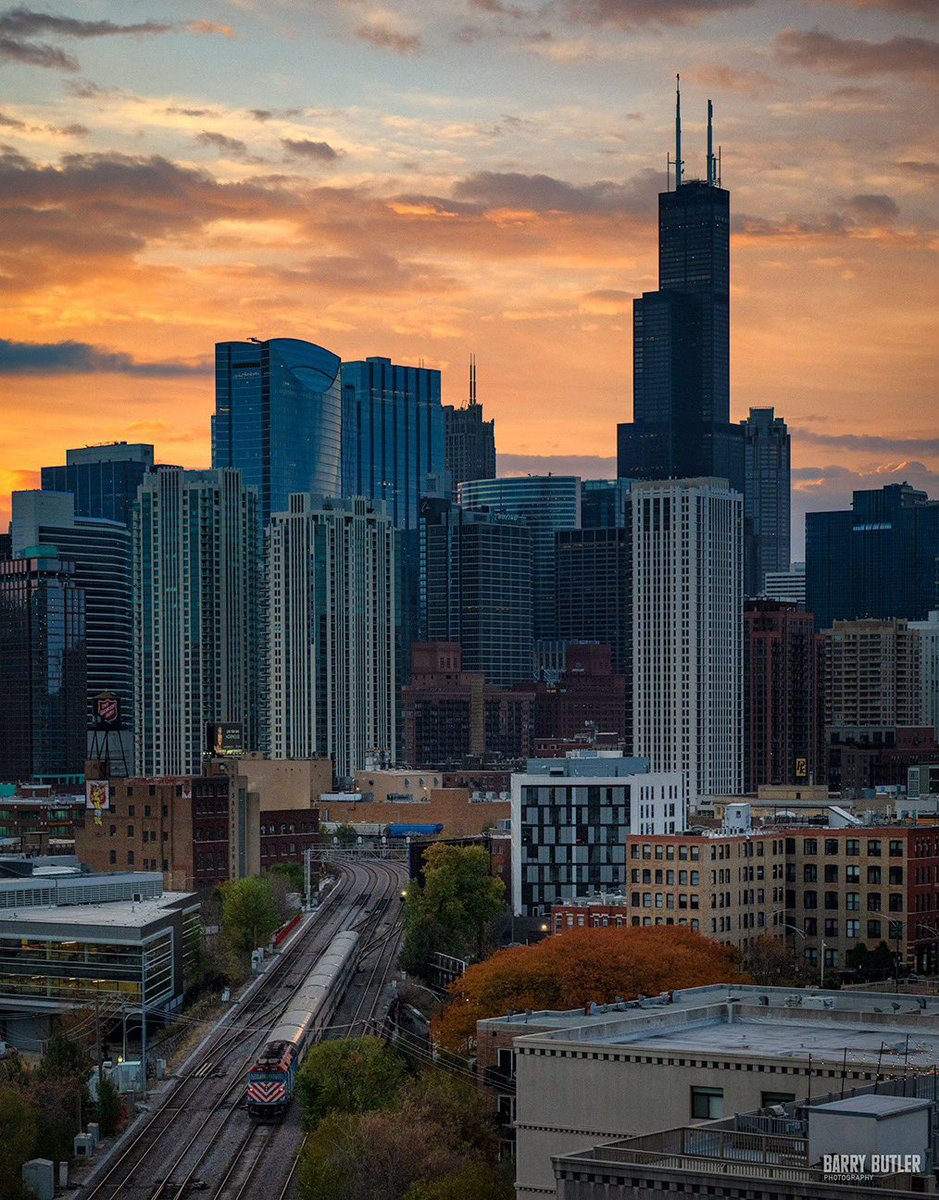 Back to the Monday morning grind.  Today in Chicago at sunrise.  #weather #news #ilwx #chicago