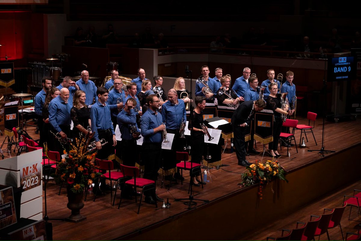 Afgelopen weekend zijn we in Utrecht kampioen 🏆 in de 3e divisie geworden! De beker staat weer in Uithuizermeeden😃