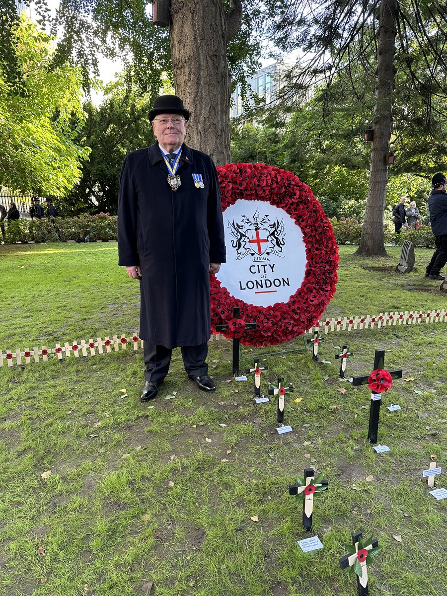 WCOSyP's tweet photo. Pleased to join the Lord Mayor, Lady Mayoress, Sheriff Langley and Masters of the City of London Livery Companies and Guilds at the St Paul’s Cathedral Garden of Remembrance Service this morning.
Service conducted by the Dean of St. Paul’s with the Band of the Grenadier Guards. https://t.co/oa84c7wyFX