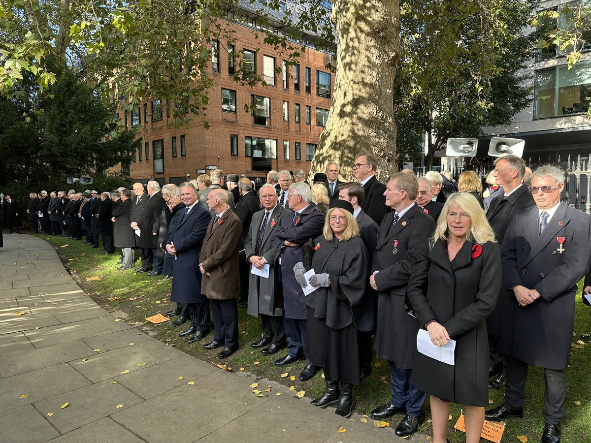 WCOSyP's tweet photo. Pleased to join the Lord Mayor, Lady Mayoress, Sheriff Langley and Masters of the City of London Livery Companies and Guilds at the St Paul’s Cathedral Garden of Remembrance Service this morning.
Service conducted by the Dean of St. Paul’s with the Band of the Grenadier Guards. https://t.co/oa84c7wyFX