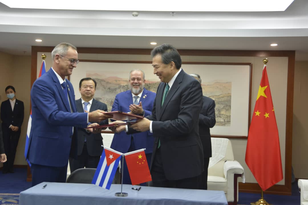 MMarreroCruz's tweet photo. En intercambio con Luo Zhaohui, presidente de la Agencia China de Cooperación Internacional para el Desarrollo (CIDCA), destacamos el interés de ambas partes de ampliar la cooperación bilateral en sectores mutuamente beneficiosos.
#CubaYChina 🇨🇺🤝🇨🇳 https://t.co/xbNuKLtx8c