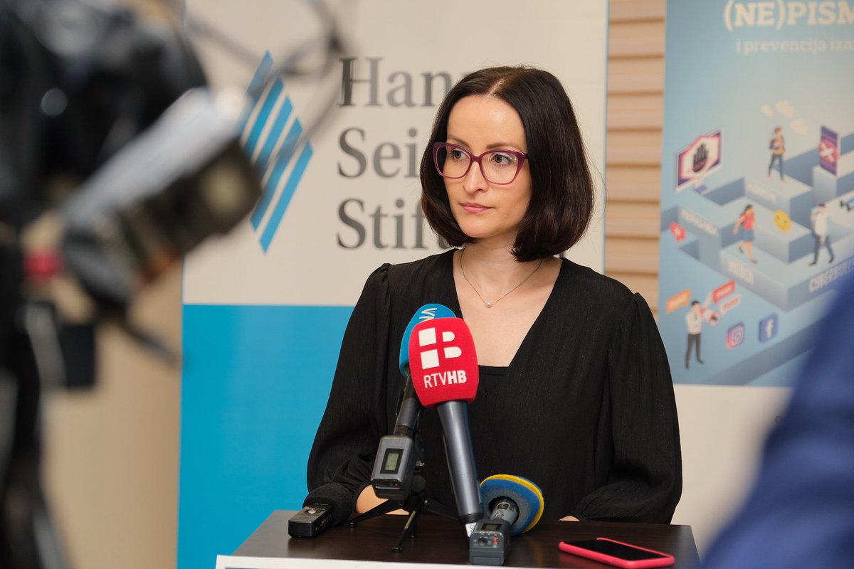 fmon_gov's tweet photo. Uvod u pojam medijske pismenosti i kreiranje medijske zbilje
prof. dr. Lejla Turčilo
mr. sc. Lea Čengić
prof. dr. Ivana Sivrić
Siniša Šešum
#media #literacy #hatespeech #fmon #youth #unesco https://t.co/AKad68D5NR