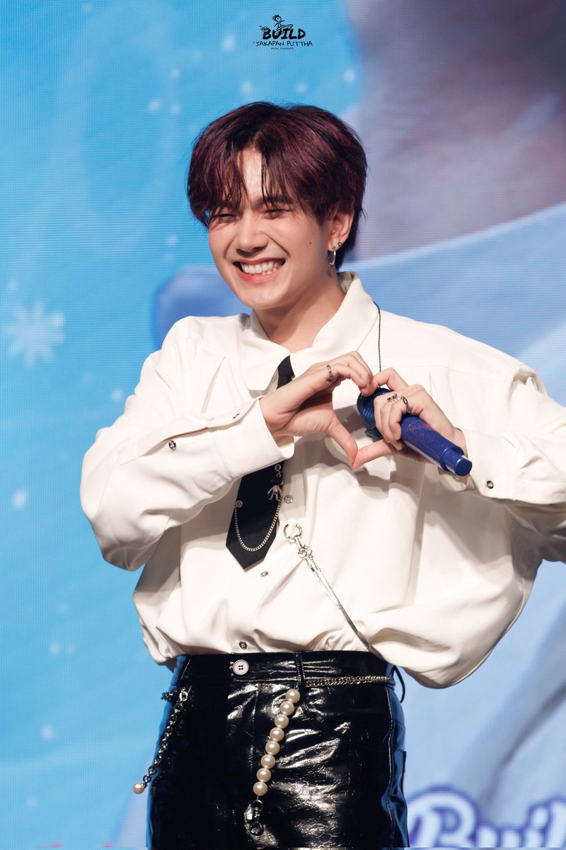 BuildVNFC's tweet photo. I'm admin Anne. Hello blue family.  Admin is a bit busy today at the beginning of the week. Good evening Build and Byl  happy.

🎯 200 RT= 200 VOTES

I vote @JakeB4rever 
#NETIZENSREPORT #BuildJakapan for Asian Celebrity of the Year #ACOTY2023 #ACOTY2023BuildJakapan  @thenreport https://t.co/D0pXnHdL46