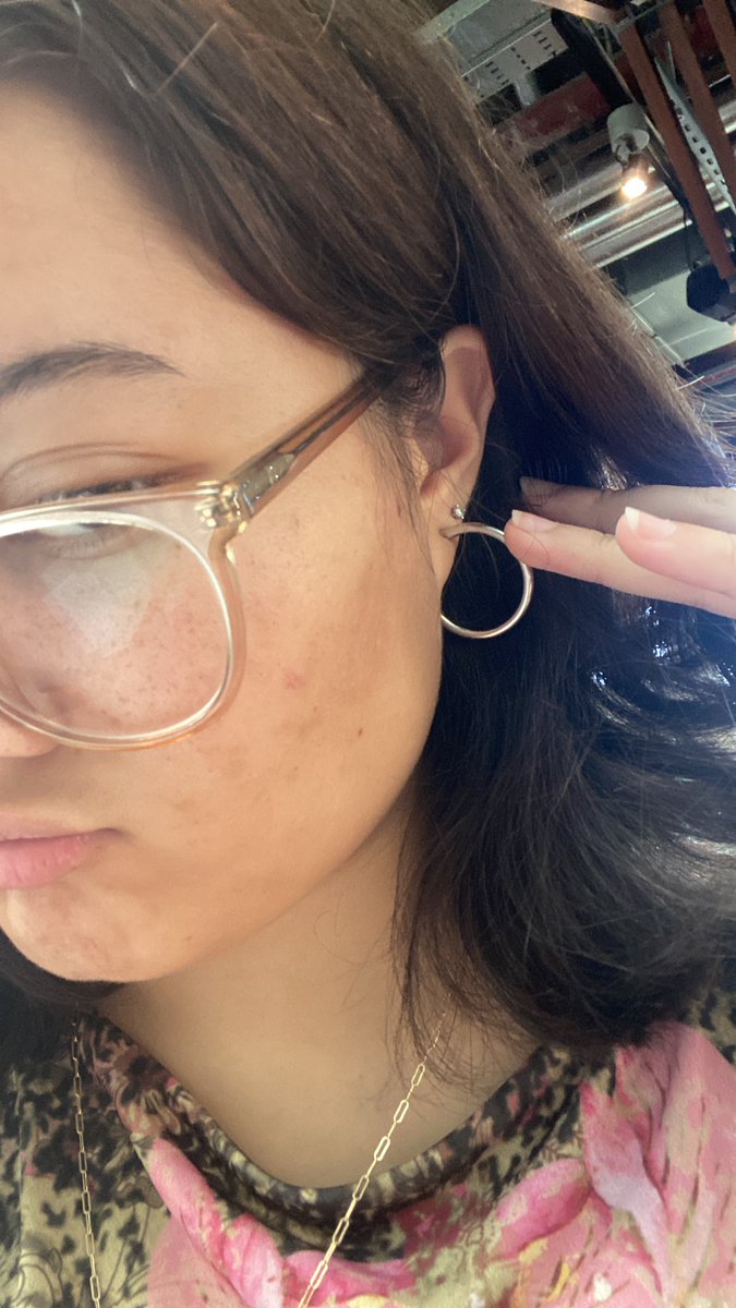 oliviaavolk's tweet photo. Hey #London how we doing tonight!!!! I #lost my #earring probably on the #jubilee line or #towerbridge it looks like this!! #silverhoopearring https://t.co/kyOLCD0fLe