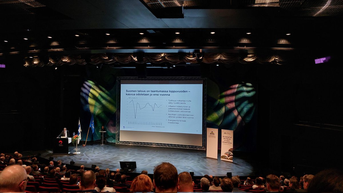 PakMarjo's tweet image. Suomen talous on taantumassa loppuvuoden, mutta kasvua odotetaan jo ensi vuodelle. Työllisyys notkahtaa, mutta säilyy korkeasta lähtötilanteesta johtuen hyvällä tasolla, analysoi @LauriKajanoja #popmaakuntapäivät #talous #työllisyys