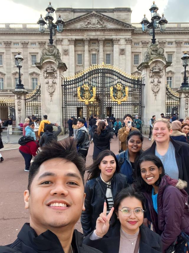 Some of the internationally-educated nurses of Cohort 54 who just arrived last Friday have started exploring London. Welcome and thank you all for choosing @NHSBartsHealth 🇬🇧😊 #bartshealth #bartshealthiens @nurseheather01 @NurseGracieT @sterrynurse @supersayat