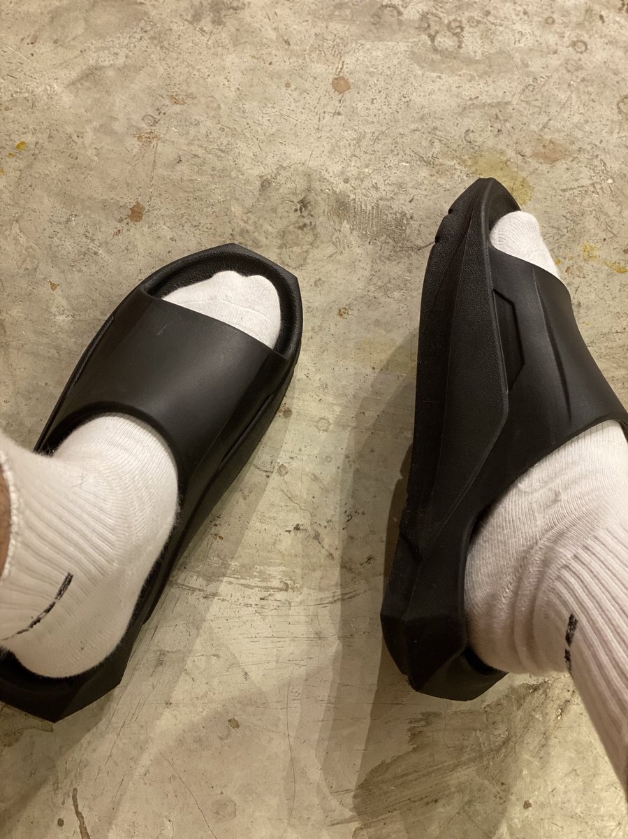 tirta_cipeng's tweet photo. Nyoba sandal 250rebuan merk portoX (beli pas uss kemarin) 

Ternyata enak empuk, sayangnya size
Mentok di 44 hahaha https://t.co/Pd7e7hBXgg