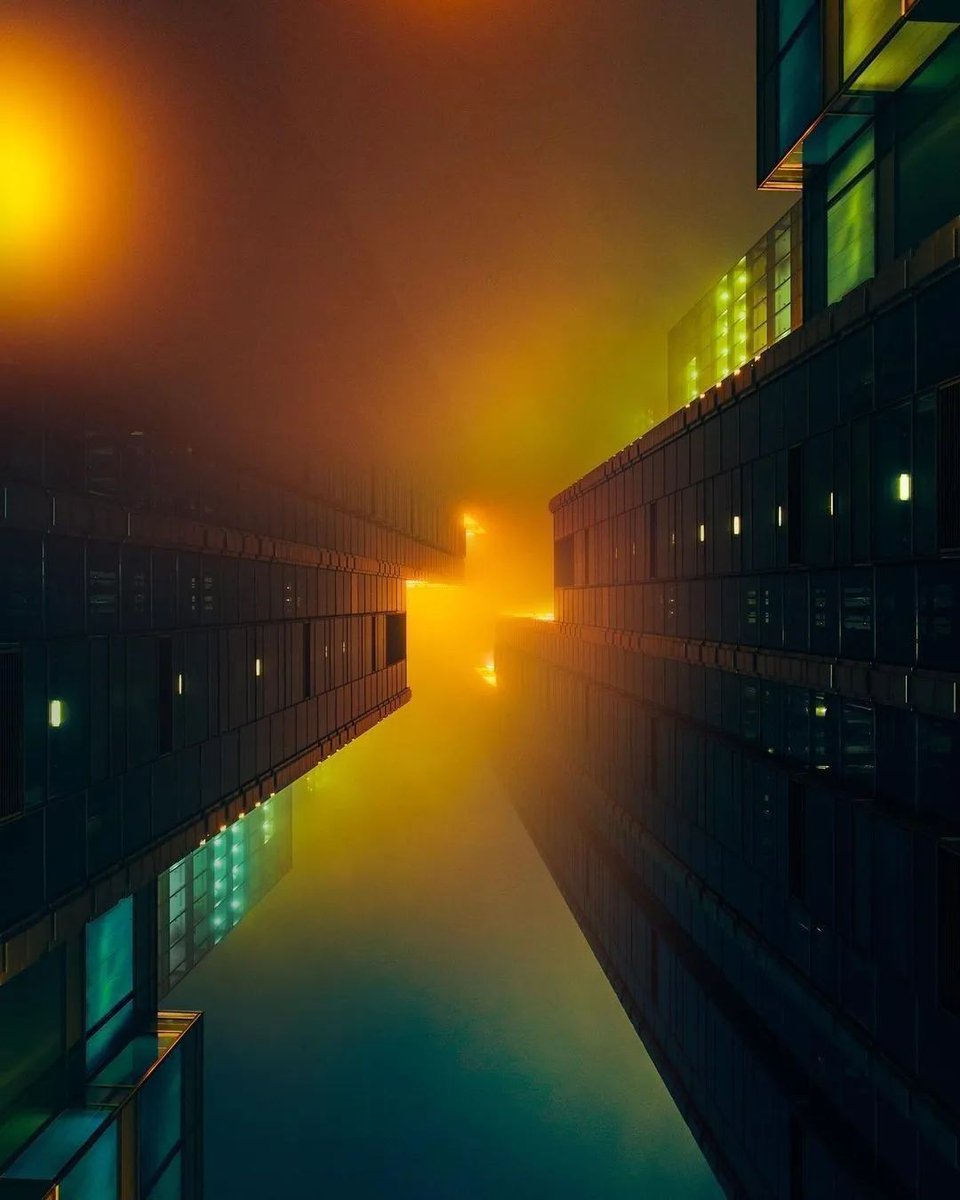 fubiz's tweet photo. Incredible City Mood by Night ✨ by Daniel Remian 
#night #city #mood #lights https://t.co/RDvbxbBolt