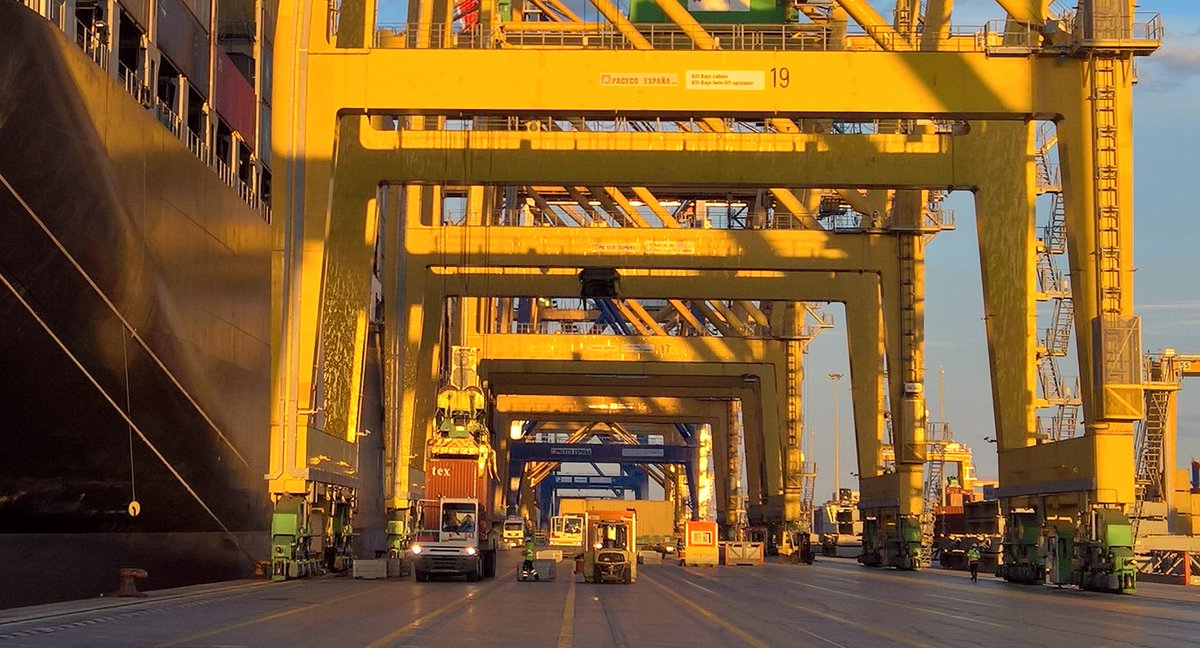 AutPortValencia's tweet photo. 📊 Valencia Containerised Freight Index: los fletes de exportación desde el Puerto de València se estabilizan y en el último mes registran un descenso del -0,26%, la caída más moderada desde febrero de 2022. El #VCFI se sitúa en los 1.183,66 puntos. https://t.co/rzexVbuUDq
