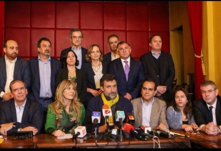 Lo mas asqueroso de la política chilena expresado en una imagen.