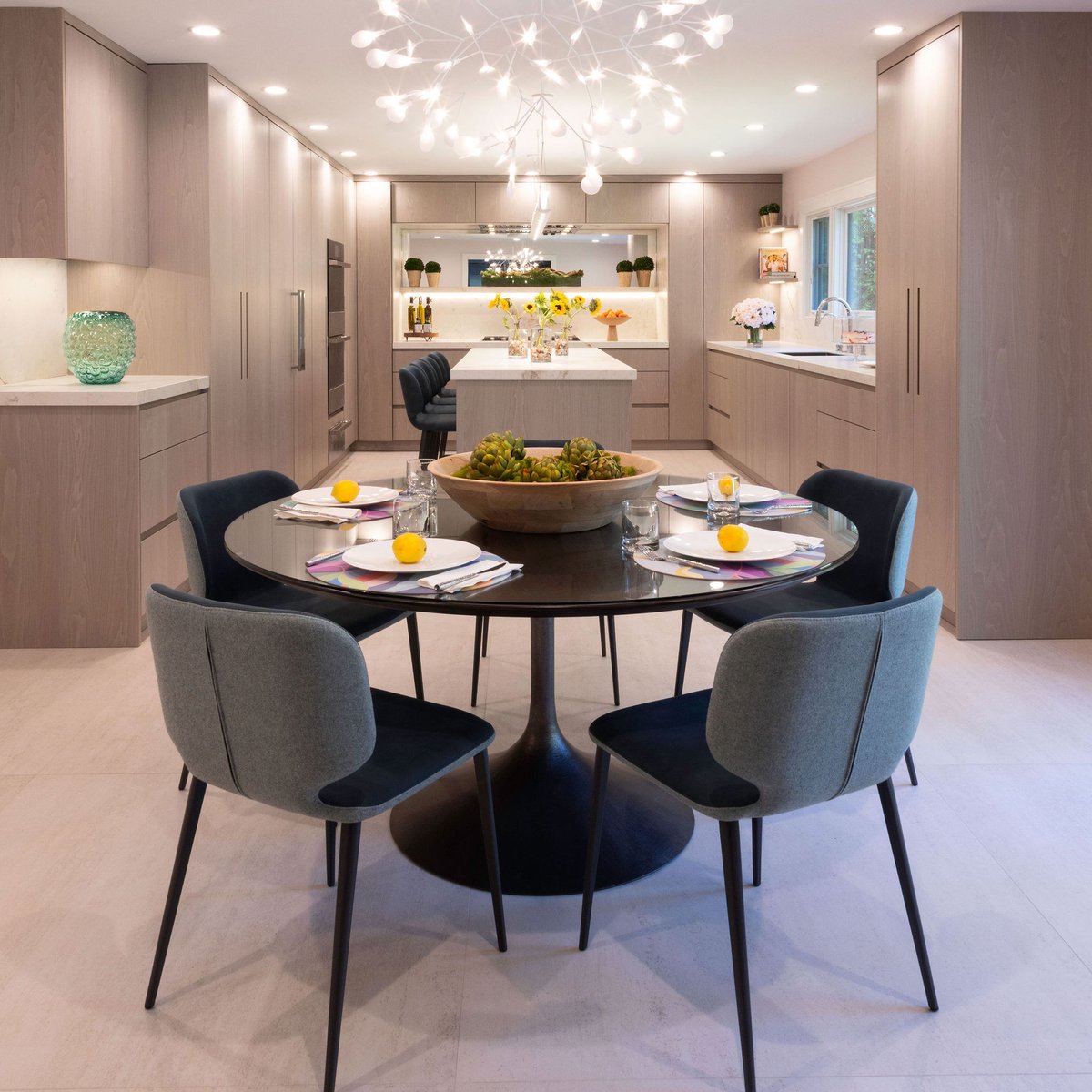 NYinteriordesig's tweet image. Our newest project turned out fabulous! This kitchen needed a gut renovation and an extension to the property. With that, we were able to create ample storage with the cabinetry that featured integrated hardware for a sleek modern look.

#nyinteriors #homedesign #kitchenstyling
