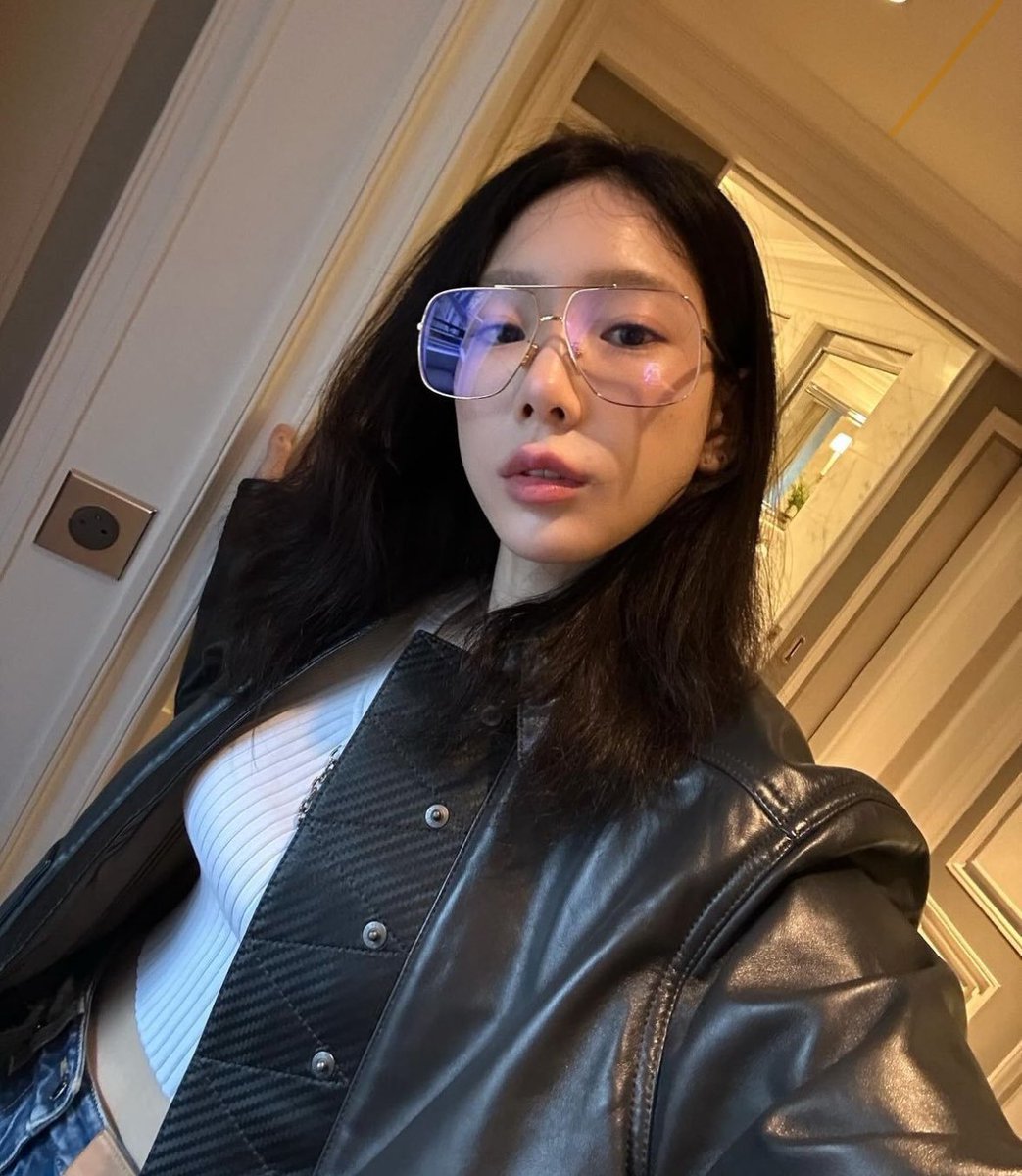 vioangelatte's tweet photo. women in leather and specs >>> https://t.co/iYjRgvuCfx