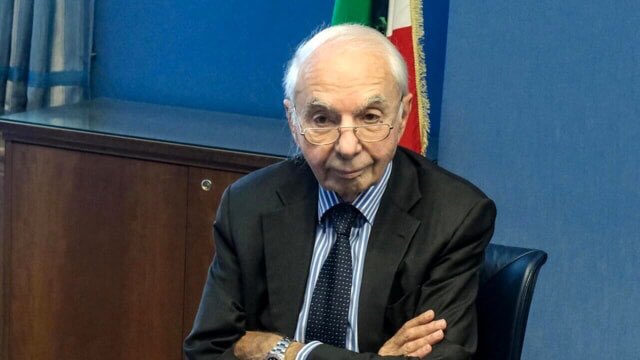 luigicaputo__'s tweet photo. Su #Radiodue, ospite in studio, #GiulianoAmato, fresco di nomina alla Commissione algoritmi per studiare l’impatto dell’IA sulll’editoria, ha presentato il suo ultimo libro su #Cavour. Nome della trasmissione? 
#NonEUnPaesePerGiovani.
Appunto. https://t.co/4eIYpkDsQq