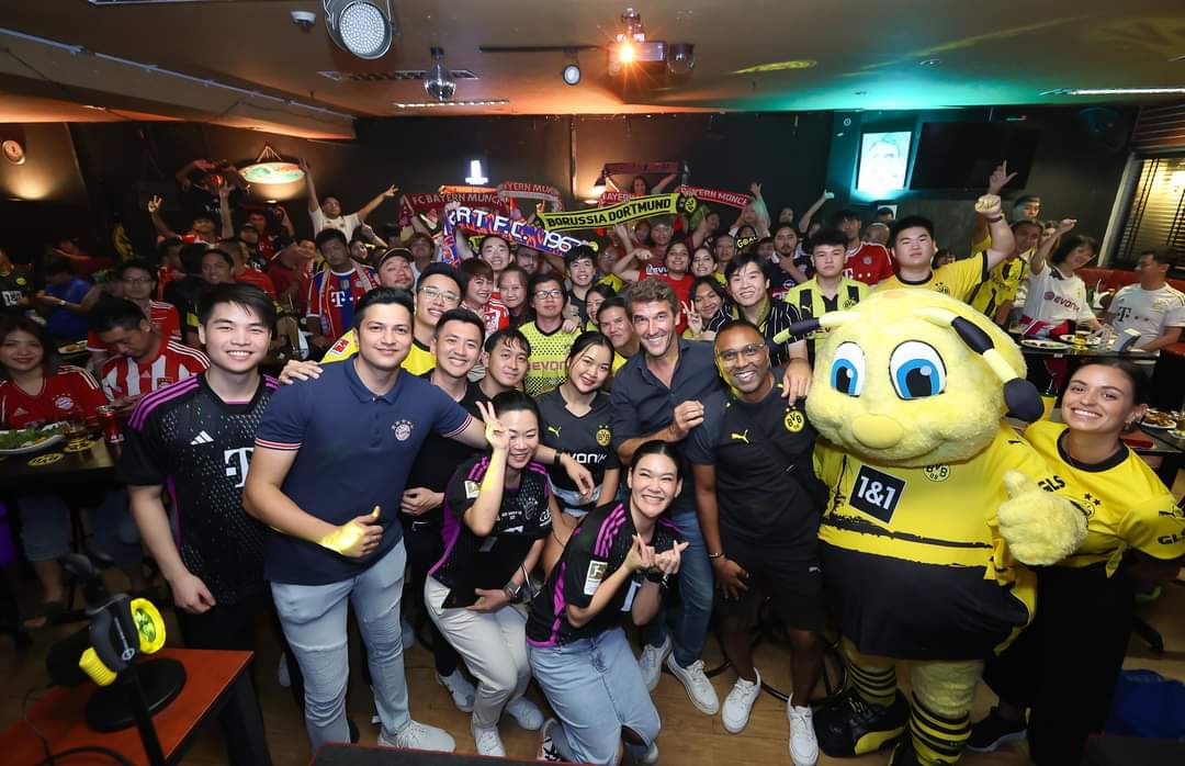 BVBThailandFC's tweet photo. 📸 รวมภาพบรรยากาศ Der Klassiker Thailand เมื่อคืนวันเสาร์ที่ผ่านมา ขอบคุณแฟนๆ ทุกคนที่มาร่วมงาน แม้ว่าคะแนนจะไม่เข้าข้างเรา (อีกแล้ว)

  และขอขอบคุณทุกฝ่ายที่เกี่ยวข้องมา ณ ที่นี้ 🙏

  #bvb #bvbthailand #Bundesliga #DerKlassiker #BVBFCB #Riedle #KHR13 #FanclubEvent https://t.co/u5jSVaODd2