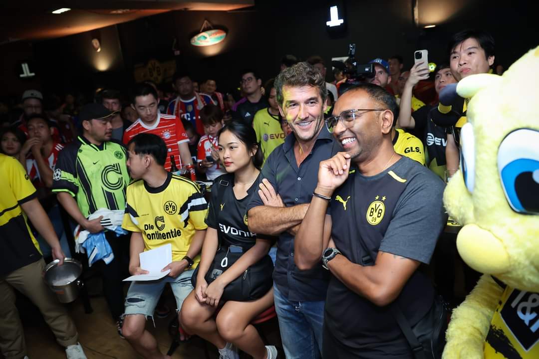 BVBThailandFC's tweet photo. 📸 รวมภาพบรรยากาศ Der Klassiker Thailand เมื่อคืนวันเสาร์ที่ผ่านมา ขอบคุณแฟนๆ ทุกคนที่มาร่วมงาน แม้ว่าคะแนนจะไม่เข้าข้างเรา (อีกแล้ว)

  และขอขอบคุณทุกฝ่ายที่เกี่ยวข้องมา ณ ที่นี้ 🙏

  #bvb #bvbthailand #Bundesliga #DerKlassiker #BVBFCB #Riedle #KHR13 #FanclubEvent https://t.co/u5jSVaODd2