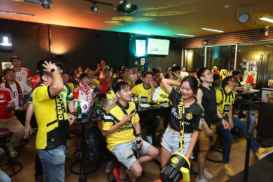BVBThailandFC's tweet photo. 📸 รวมภาพบรรยากาศ Der Klassiker Thailand เมื่อคืนวันเสาร์ที่ผ่านมา ขอบคุณแฟนๆ ทุกคนที่มาร่วมงาน แม้ว่าคะแนนจะไม่เข้าข้างเรา (อีกแล้ว)

  และขอขอบคุณทุกฝ่ายที่เกี่ยวข้องมา ณ ที่นี้ 🙏

  #bvb #bvbthailand #Bundesliga #DerKlassiker #BVBFCB #Riedle #KHR13 #FanclubEvent https://t.co/u5jSVaODd2